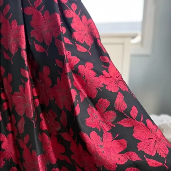 Elegant Black and Red Floral midi Dress - Picture 7 of 9